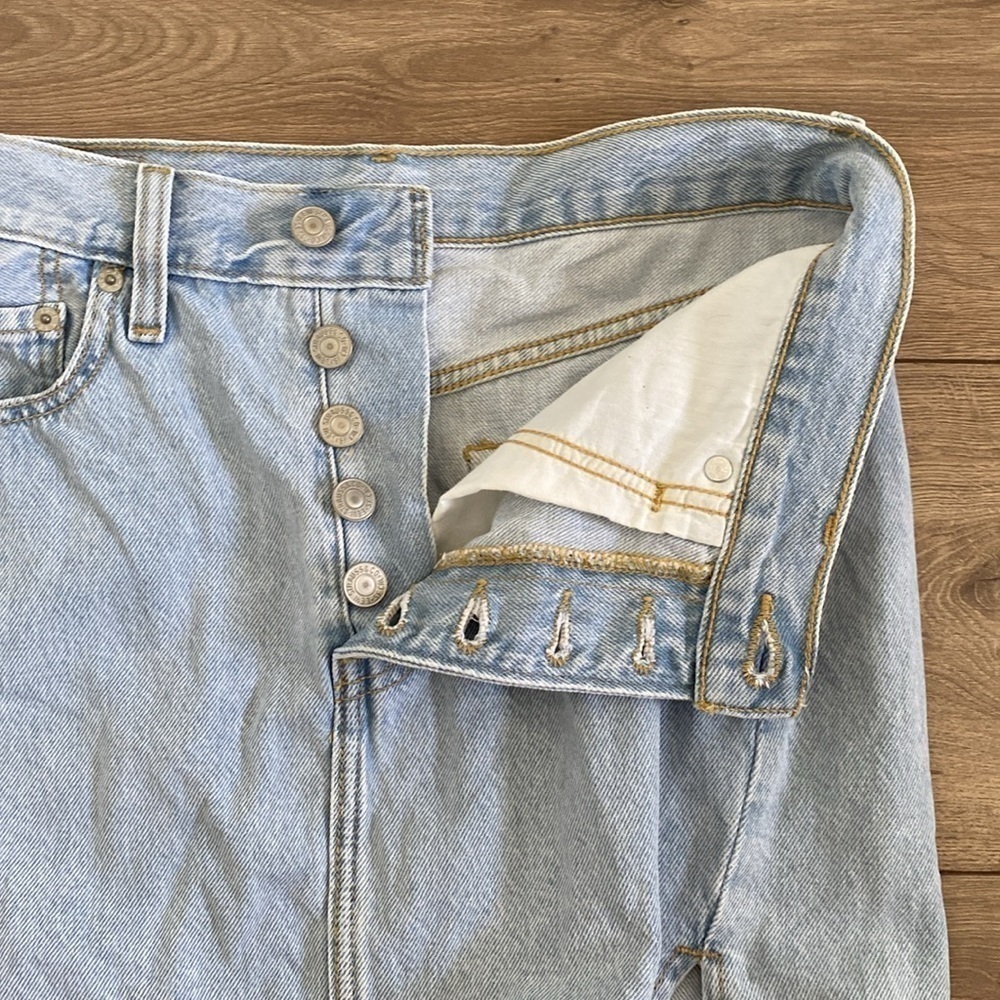 Levi's Icon Mini Denim Skirt Light Wash Fitted Button Size 27 - Picture 6 of 8